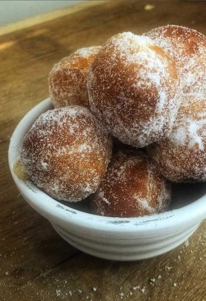 Make Little Doughnuts - Petits Beignets